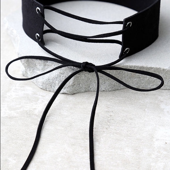 Luluโs Lace-Up Choker - Picture 2 of 2